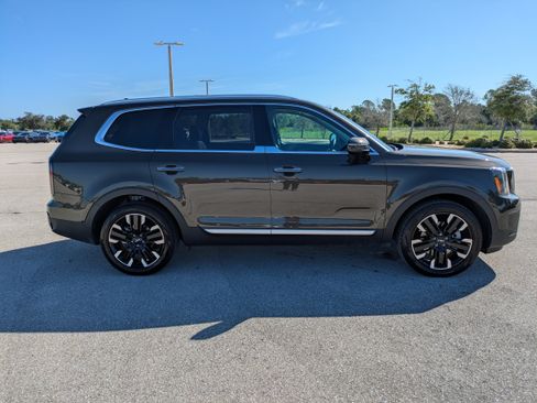 Used 2025 Kia Telluride SX w/ SX Captain's Chair Package FWD image 3