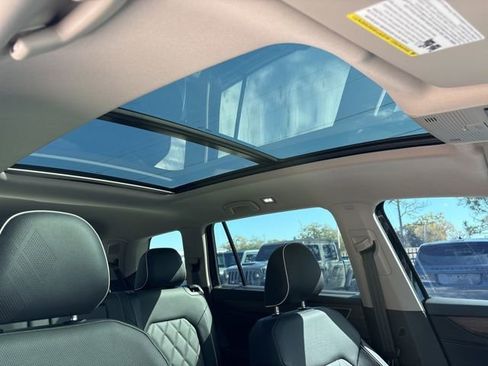 Used 2025 Volkswagen Atlas SEL Premium R-Line image 11