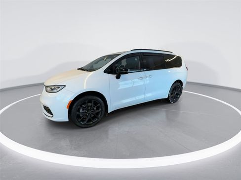 Used 2024 Chrysler Pacifica Limited w/ S Appearance Package image 3