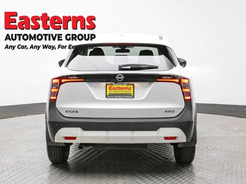 Used 2025 Nissan Kicks SV image 6