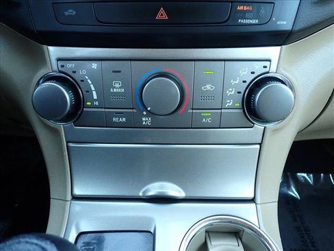 Used 2012 Toyota Highlander 4WD w/ Tech Pkg image 19