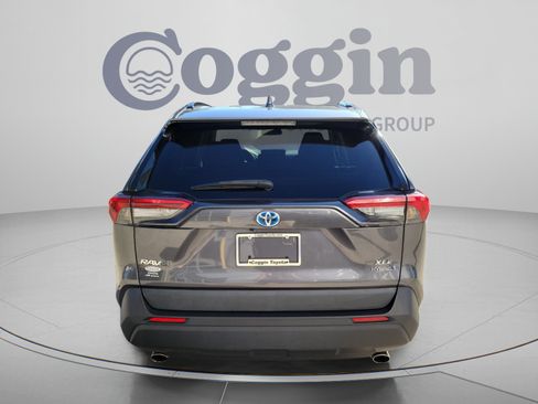 Used 2021 Toyota RAV4 XLE AWD/4WD image 3