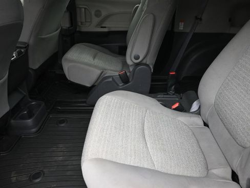 Used 2021 Toyota Sienna LE FWD image 14