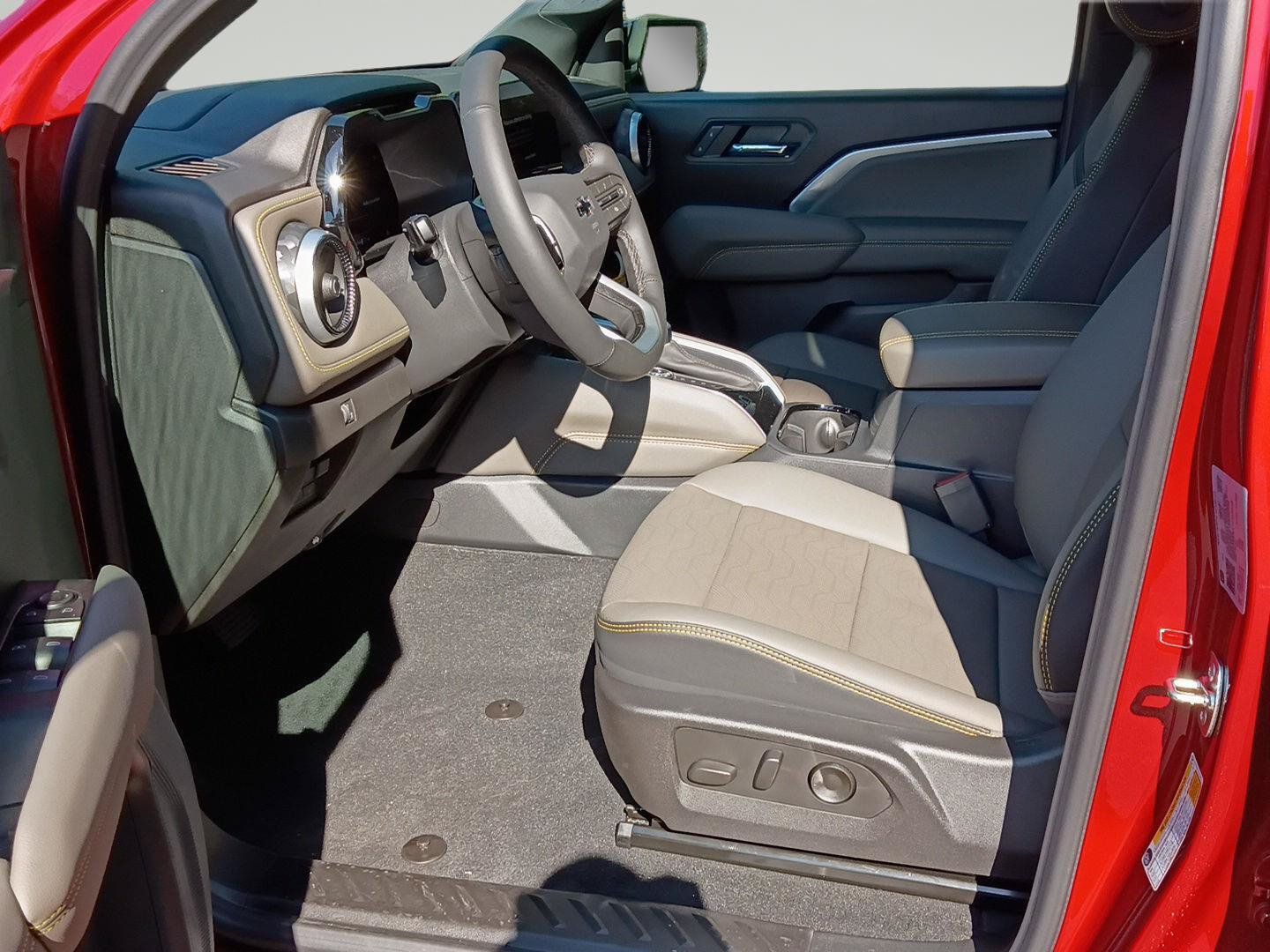 New 2026 Chevrolet Colorado ZR2 w/ Technology Package AWD/4WD image 17