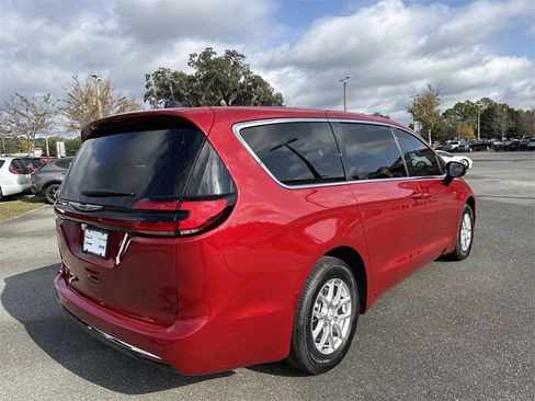 New 2026 Chrysler Pacifica Select image 3