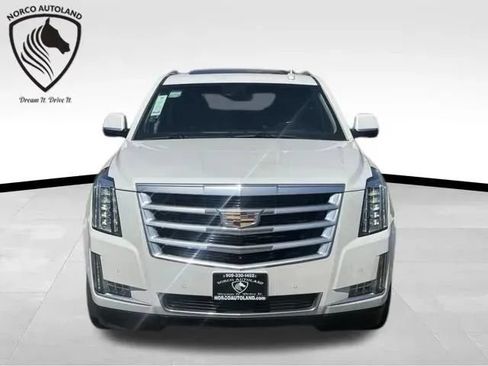 Used 2018 Cadillac Escalade ESV Premium Luxury RWD image 2