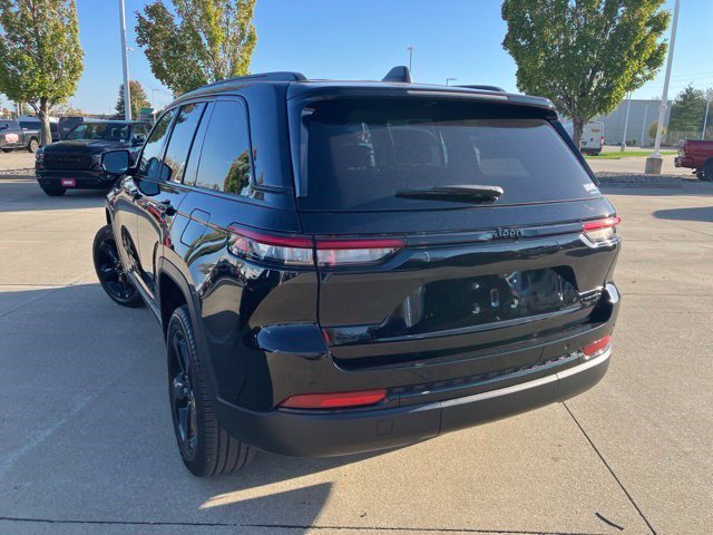 Used 2023 Jeep Grand Cherokee Limited w/ Black Appearance Package AWD/4WD image 9