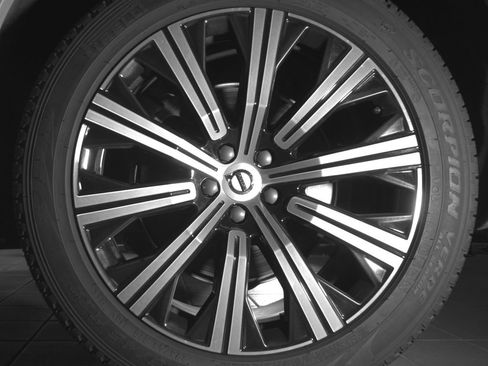 Certified 2025 Volvo XC90 B6 Plus w/ Protection Package Premier AWD/4WD image 24