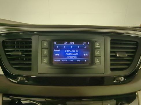 Used 2017 Chrysler Pacifica Touring-L image 22