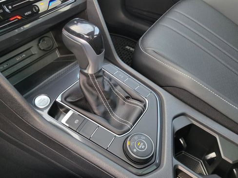 Used 2022 Volkswagen Tiguan SE image 31