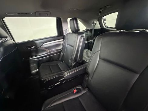 Used 2018 Toyota Highlander XLE AWD/4WD image 18