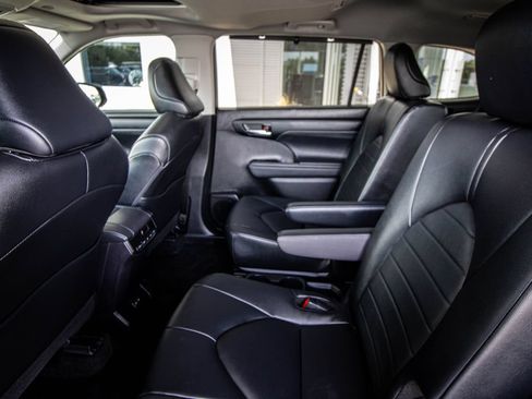 Used 2024 Toyota Highlander XLE FWD image 27
