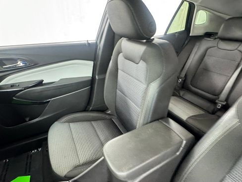Used 2025 Chevrolet Trax LT w/ LT Convenience Package FWD image 13