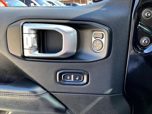 Used 2018 Jeep Wrangler Unlimited Sahara AWD/4WD image 38