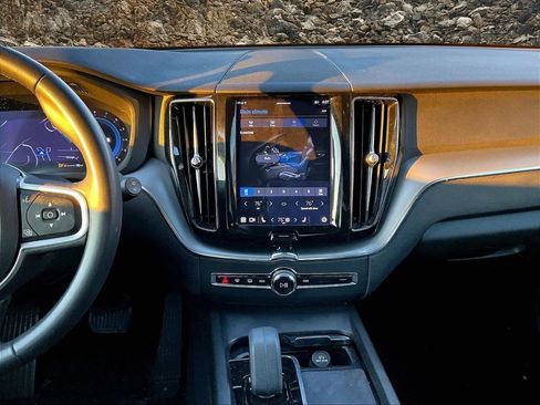 Used 2022 Volvo XC60 B5 Momentum image 6