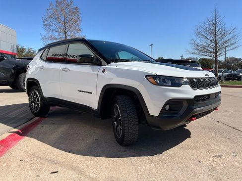 Used 2025 Jeep Compass Trailhawk image 4