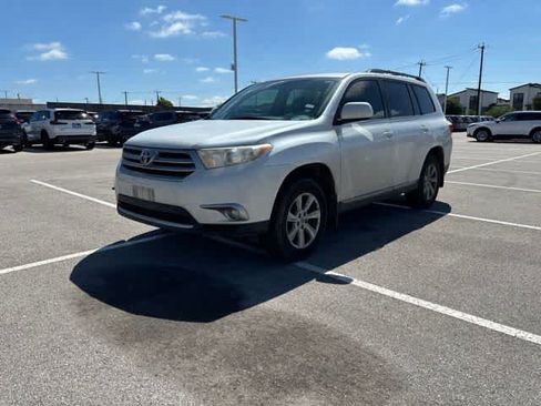 Used 2013 Toyota Highlander Plus FWD image 1