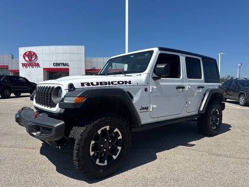 Used 2025 Jeep Wrangler Unlimited Rubicon AWD/4WD image 2