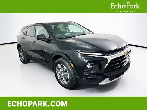 Used 2025 Chevrolet Blazer LT FWD image 1