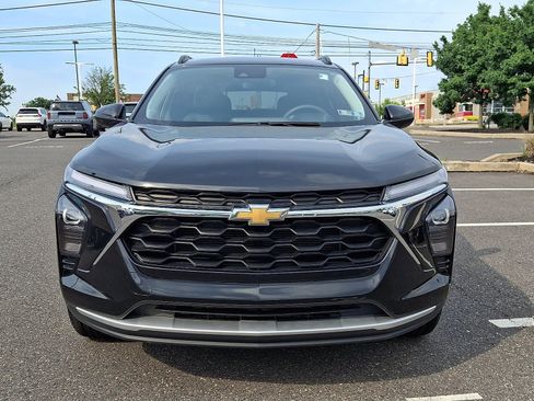 Used 2025 Chevrolet Trax LT FWD image 2