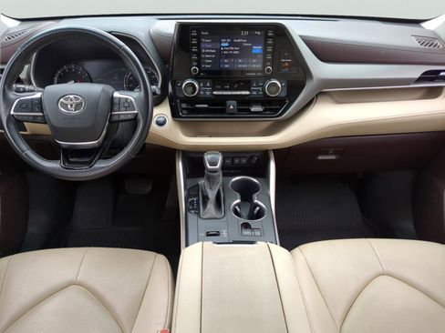 Used 2021 Toyota Highlander XLE FWD image 23