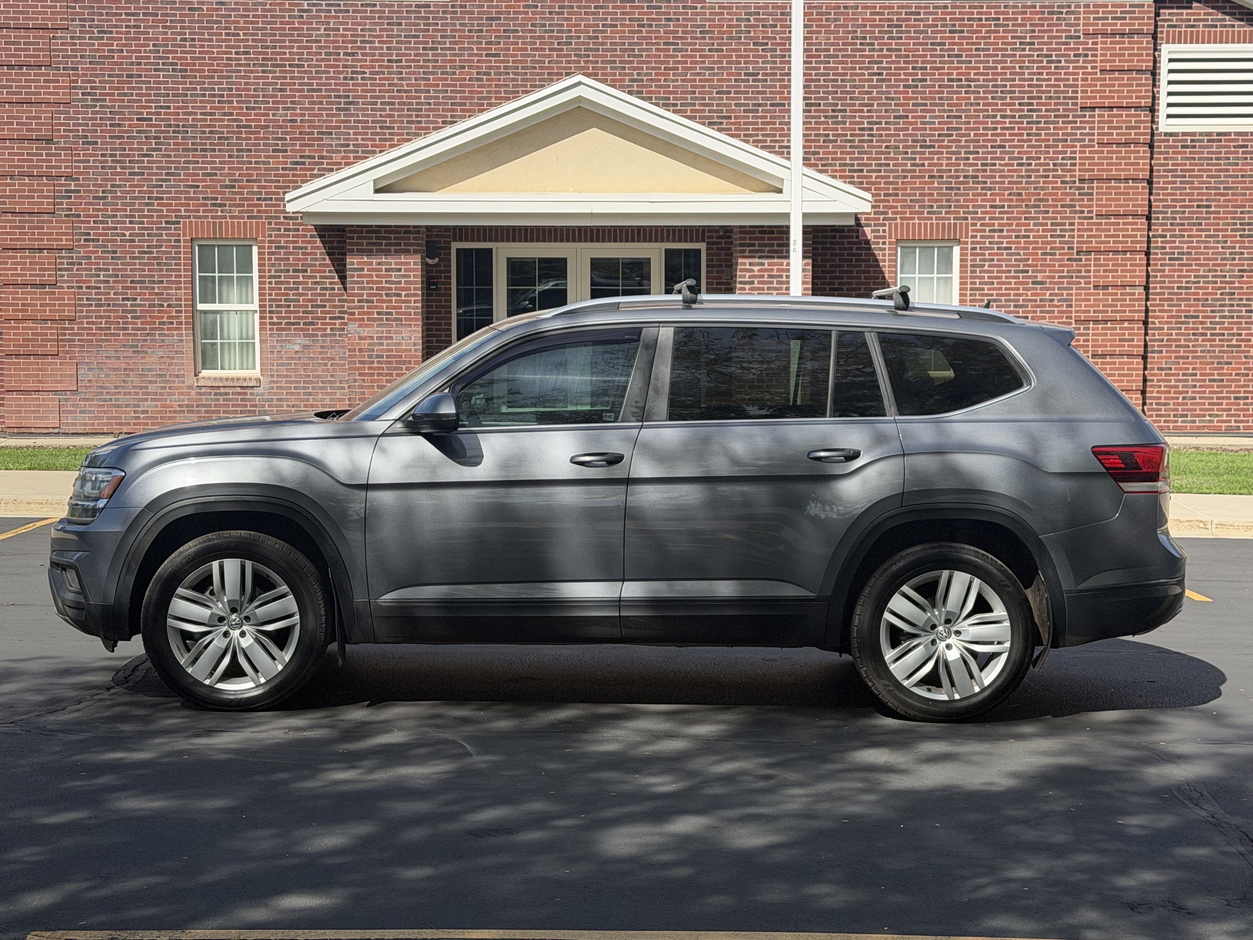 Used 2019 Volkswagen Atlas SE w/ Towing Package AWD/4WD image 3