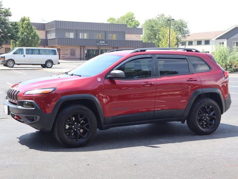 Used 2017 Jeep Cherokee Trailhawk AWD/4WD image 10