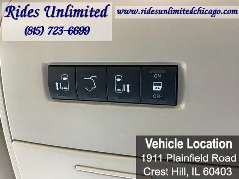 Used 2014 Chrysler Town & Country Touring FWD image 40