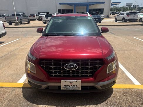 Used 2024 Hyundai Venue Limited FWD image 2