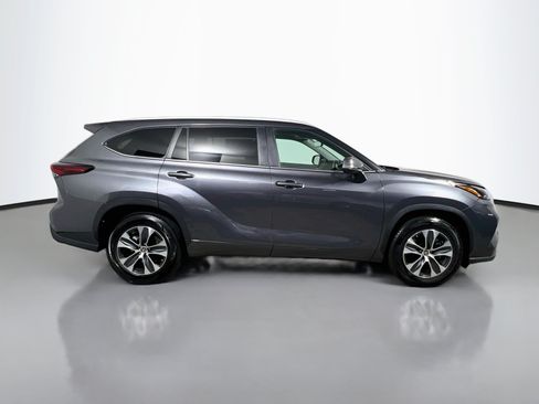 Used 2024 Toyota Highlander XLE FWD image 3