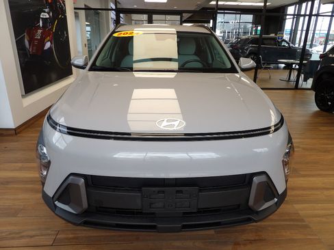 Used 2024 Hyundai Kona SEL image 2