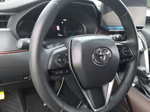 Used 2023 Toyota Venza XLE AWD/4WD image 7