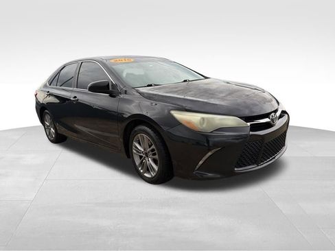 Used 2015 Toyota Camry SE image 3