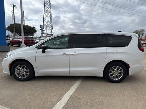 Used 2024 Chrysler Pacifica Touring-L image 4