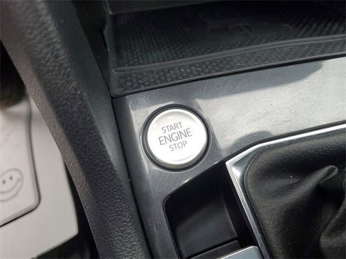 Used 2023 Volkswagen Tiguan SE image 18