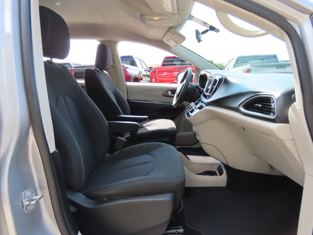 Used 2018 Chrysler Pacifica L FWD image 34