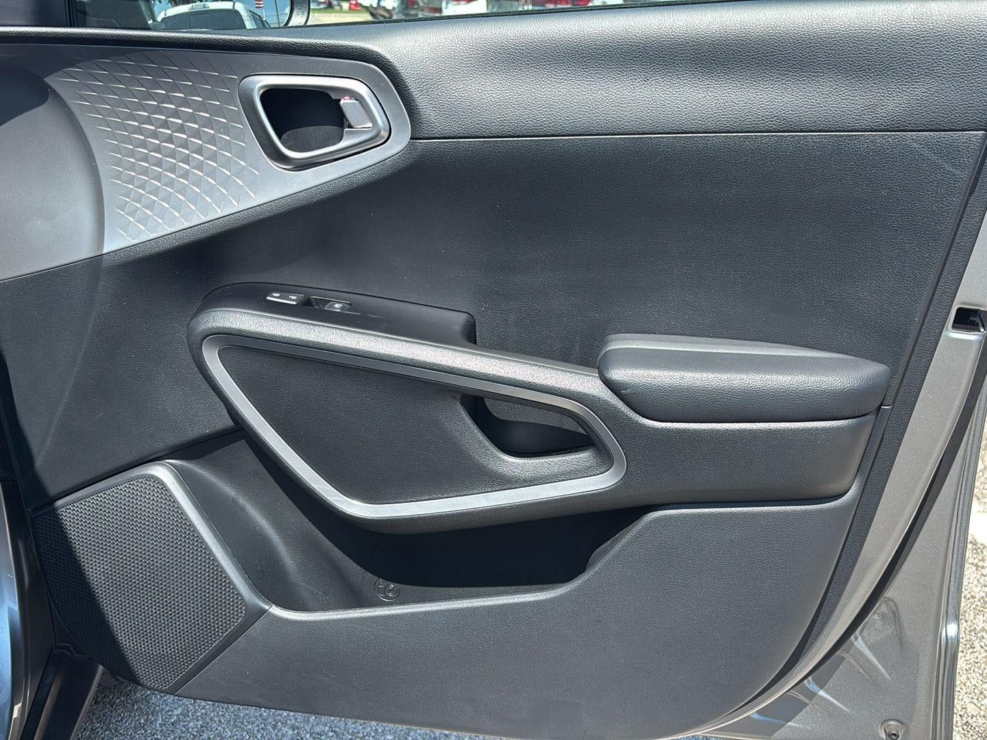 Used 2025 Kia Soul LX w/ LX Technology Package FWD image 23