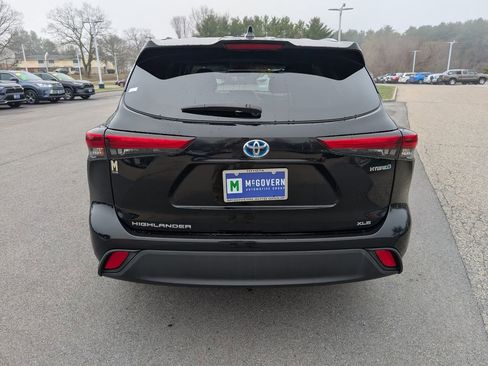Used 2022 Toyota Highlander XLE AWD/4WD image 4