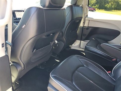 Used 2023 Chrysler Pacifica Limited image 23