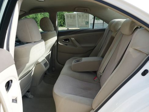 Used 2010 Toyota Camry LE FWD image 19