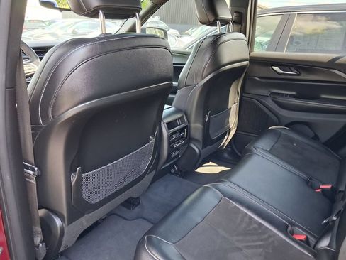 Used 2023 Jeep Grand Cherokee Laredo AWD/4WD image 15