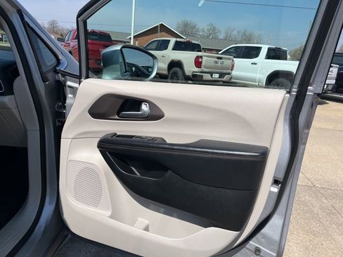 Used 2018 Chrysler Pacifica Touring-L w/ Advanced Safetytec Group image 16