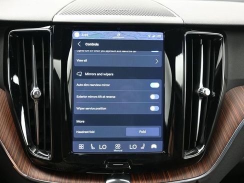 Used 2023 Volvo XC60 B5 Plus image 18