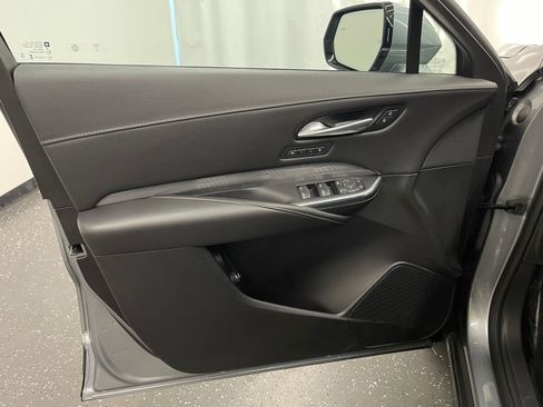 Used 2025 Cadillac XT4 Premium Luxury image 9