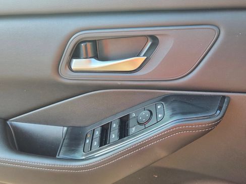 Used 2025 Nissan Rogue SV FWD image 29