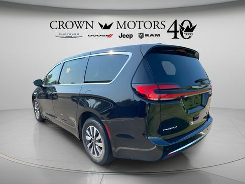 Used 2024 Chrysler Pacifica Limited FWD image 10