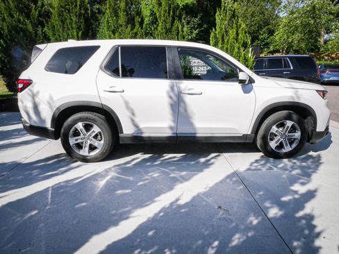 Used 2025 Honda Pilot EX-L image 11
