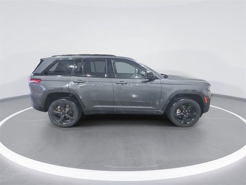 Used 2022 Jeep Grand Cherokee Altitude image 9