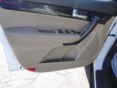 Used 2012 Kia Sorento LX w/ Convenience Pkg image 9