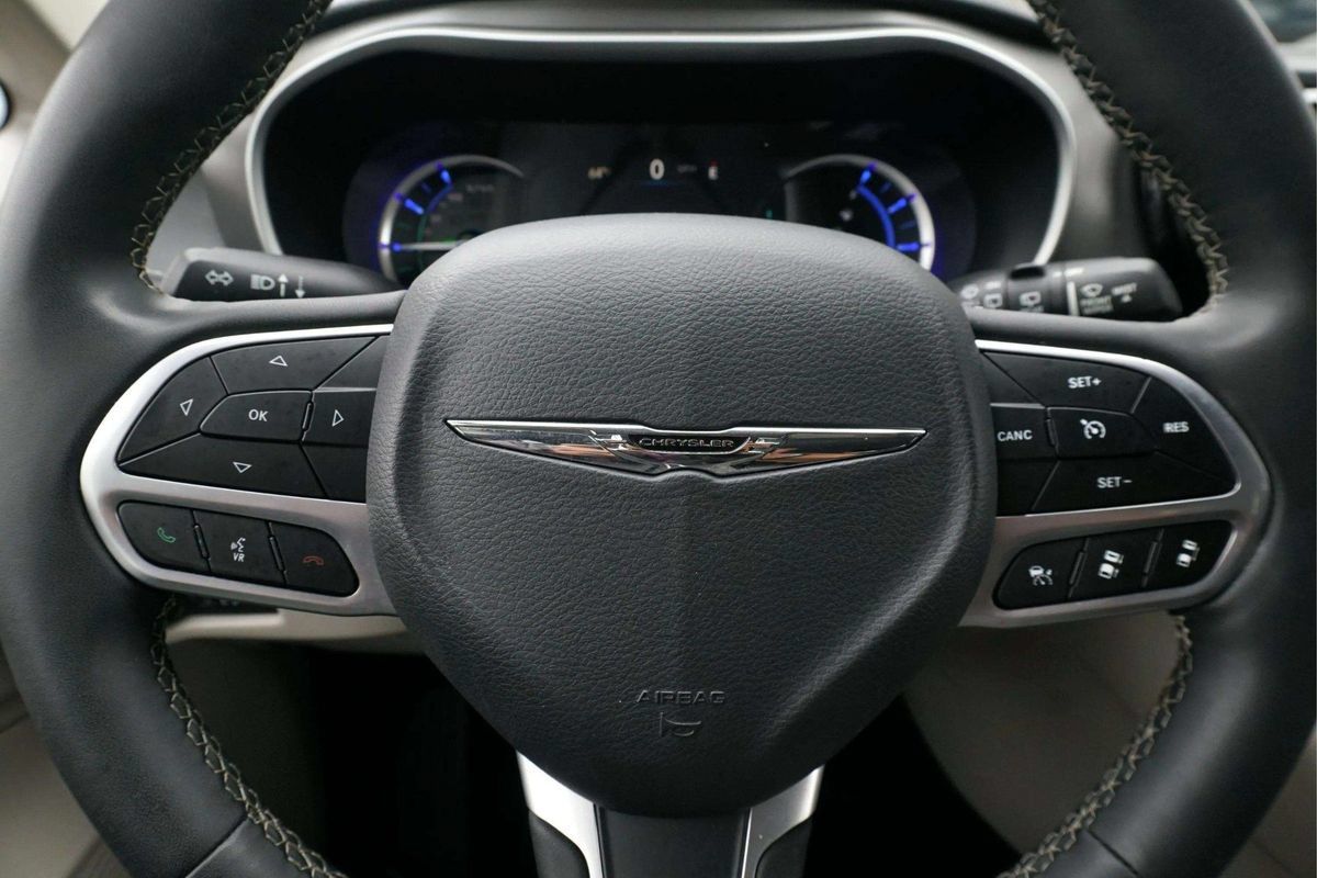 Used 2023 Chrysler Pacifica Touring-L FWD image 30